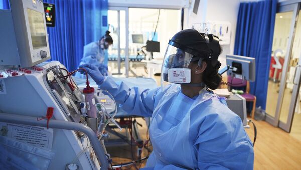 Hỗ trợ một bệnh nhân được chẩn đoán mắc bệnh coronavirus tại bệnh viện, Vương quốc Anh - Sputnik Việt Nam