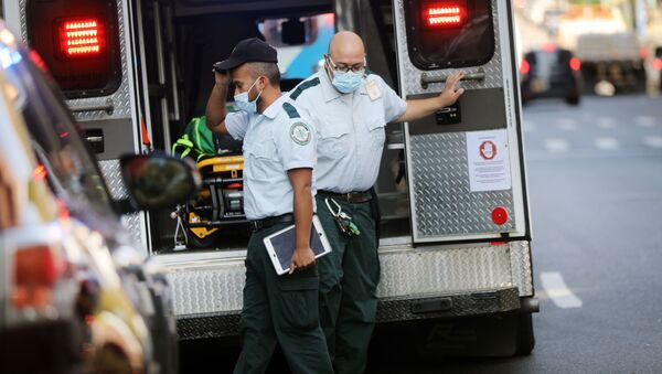 Các nhân viên y tế đứng cạnh xe cứu thương bên ngoài bệnh viện Mount Sinai ở Manhattan. - Sputnik Việt Nam