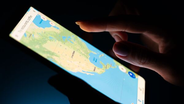 Bản đồ Hoa Kỳ trong ứng dụng Google Maps mở trên màn hình điện thoại thông minh. - Sputnik Việt Nam