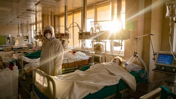 Nhân viên y tế trong khoa hồi sức và chăm sóc đặc biệt của bệnh viện lâm sàng thành phố ở Matxcơva - Sputnik Việt Nam