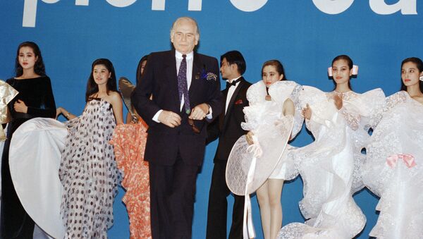 Người mẫu Việt Nam trong trang phục của nhà thiết kế Pháp Pierre Cardin trong buổi  trình diễn thời trang tại Hà Nội, 1993. - Sputnik Việt Nam