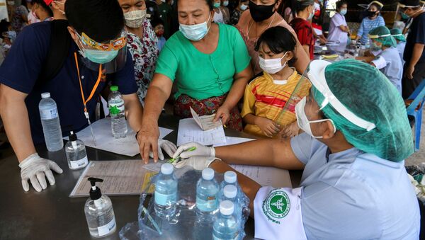 Công nhân đang được kiểm tra về coronavirus ở Thái Lan. - Sputnik Việt Nam