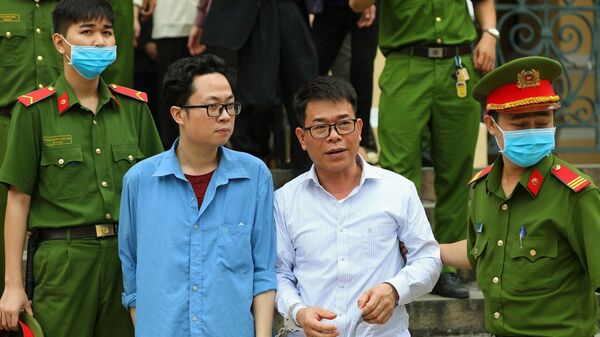 Bị cáo Lâm Hoàng Tùng (áo xanh), bị cáo Nguyễn Hải Nam (áo trắng) sau phiên tòa ngày 30/12/2020. - Sputnik Việt Nam