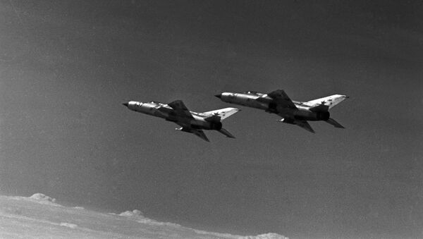 Máy bay chiến đấu siêu thanh MiG-21 trên bầu trời. - Sputnik Việt Nam