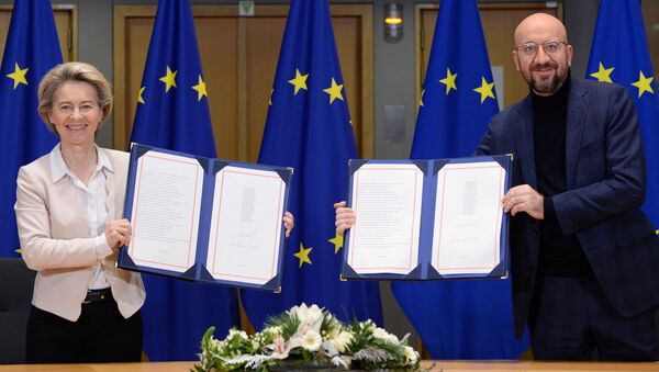 Chủ tịch Ủy ban châu Âu Ursula von der Leyen và Chủ tịch Hội đồng châu Âu Charles Michel Shaw ký thỏa thuận thương mại về Brexit. - Sputnik Việt Nam