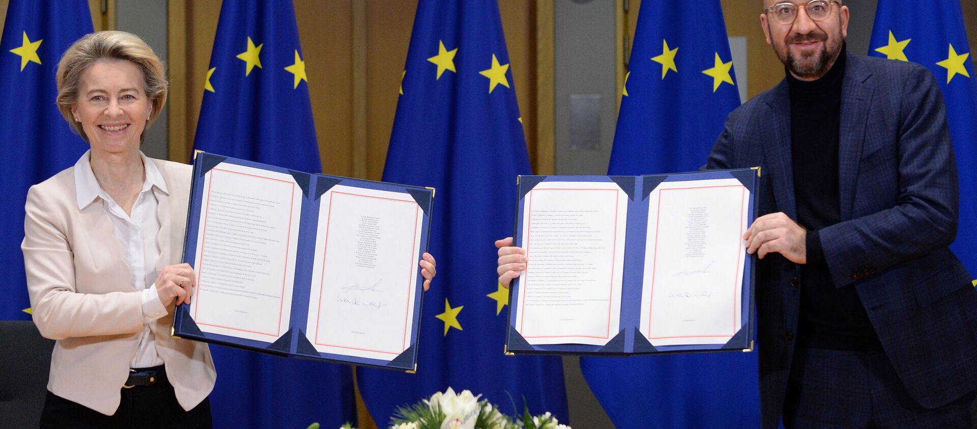 Chủ tịch Ủy ban châu Âu Ursula von der Leyen và Chủ tịch Hội đồng châu Âu Charles Michel Shaw ký thỏa thuận thương mại về Brexit. - Sputnik Việt Nam, 1920, 31.12.2020