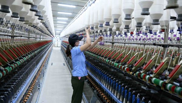 Công ty Cổ phần VinaTex Hồng Lĩnh tại cụm công nghiệp Hồng Lĩnh (Hà Tĩnh) sản xuất và tiêu thụ trên 3.500 tấn sản phẩm sợi tại thị trường trong nước và xuất khẩu.  - Sputnik Việt Nam