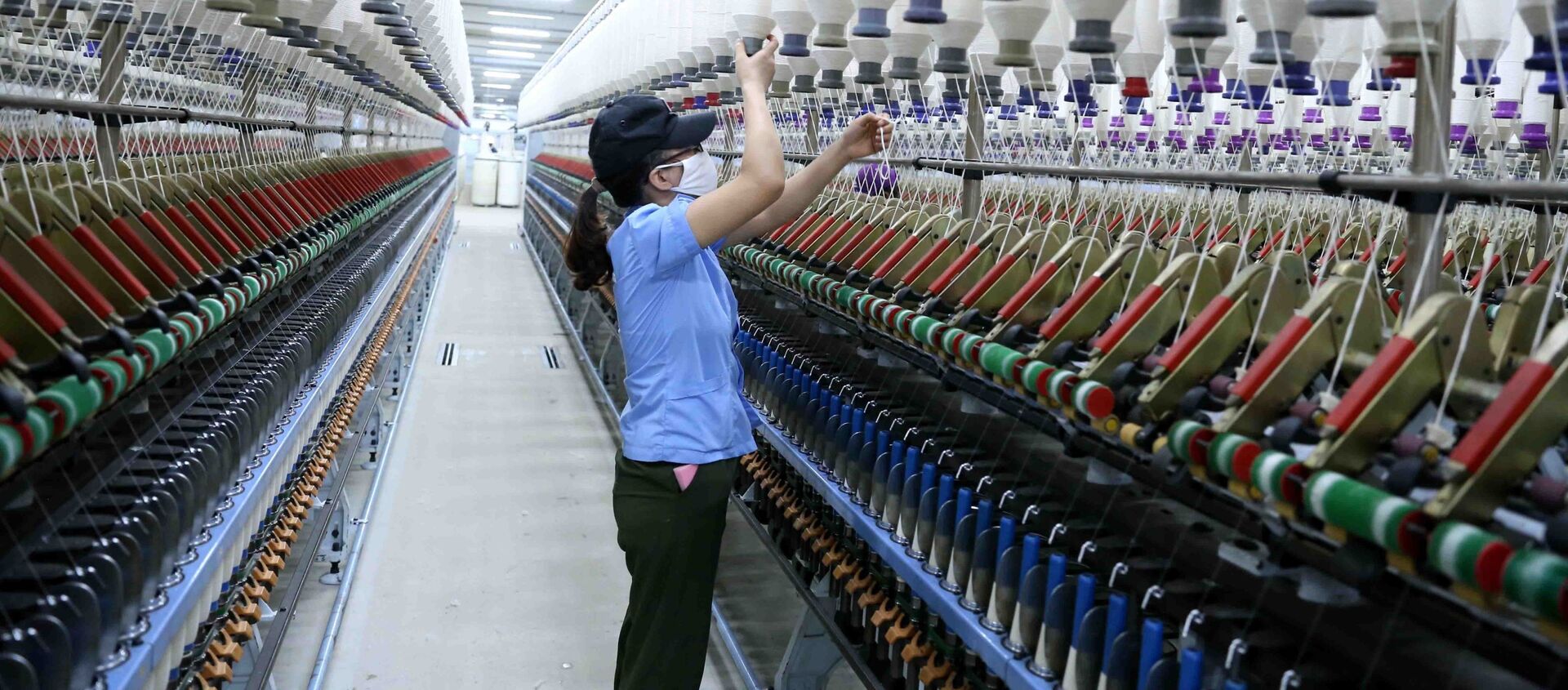 Công ty Cổ phần VinaTex Hồng Lĩnh tại cụm công nghiệp Hồng Lĩnh (Hà Tĩnh) sản xuất và tiêu thụ trên 3.500 tấn sản phẩm sợi tại thị trường trong nước và xuất khẩu.  - Sputnik Việt Nam, 1920, 31.12.2020
