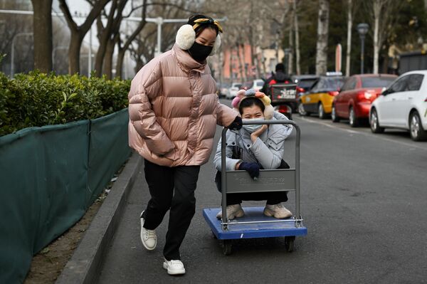 Cô gái kéo xe đẩy với bạn ở Bắc Kinh - Sputnik Việt Nam