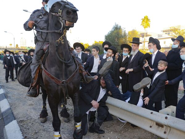 Cảnh sát cưỡi ngựa trong lúc có biểu tình ở Israel - Sputnik Việt Nam