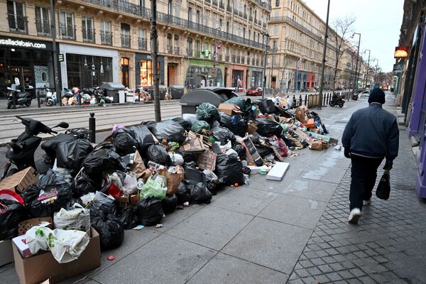 Khách bộ hành đi ngang qua đống rác trên đường phố Marseille - Sputnik Việt Nam