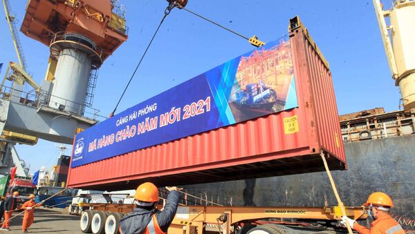 Đón mã hàng đầu tiên của Năm mới 2021 tại cảng Hoàng Diệu. - Sputnik Việt Nam