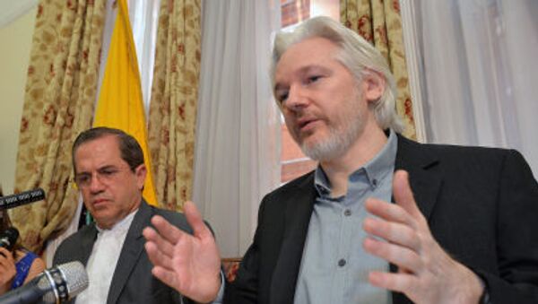 Người sáng lập WikiLeaks, Julian Assange trong cuộc họp báo tại Đại sứ quán Ecuador ở London. - Sputnik Việt Nam