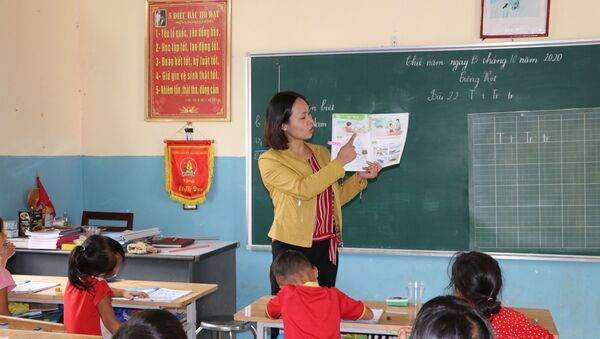 Sau hơn 1 tháng triển khai Chương trình giáo dục phổ thông mới, các giáo viên ở tỉnh biên giới Lai Châu, đặc biệt giáo viên vùng dân tộc thiểu số đều khẳng định nội dung của chương trình sách giáo khoa mới nặng kiến thức so với năng lực của học sinh lớp 1. - Sputnik Việt Nam