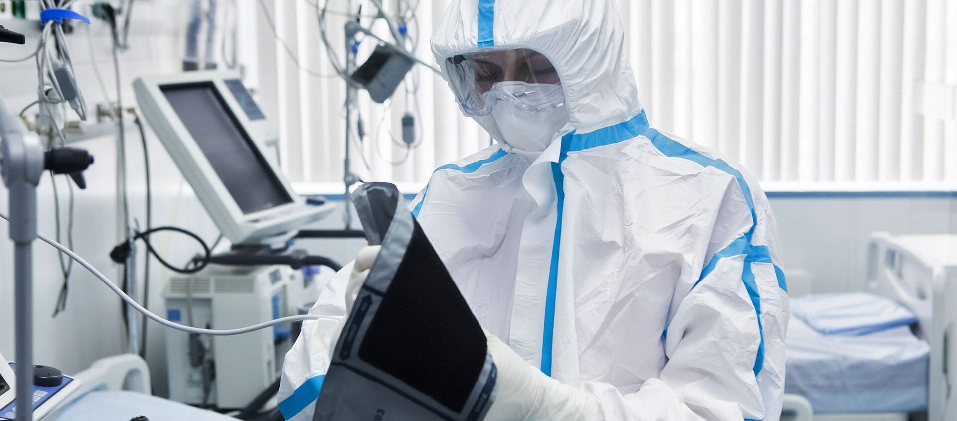 Một bác sĩ trong bộ đồ an toàn sinh học tại khu vực của tòa nhà được mô phỏng lại của M.I. Sechenov để điều trị bệnh nhân bị coronavirus. - Sputnik Việt Nam, 1920, 07.01.2021