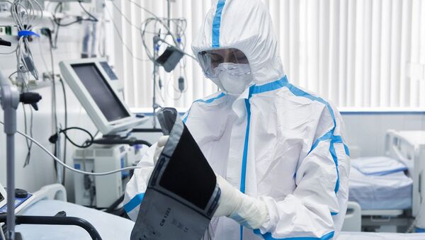 Một bác sĩ trong bộ đồ an toàn sinh học tại khu vực của tòa nhà được mô phỏng lại của M.I. Sechenov để điều trị bệnh nhân bị coronavirus. - Sputnik Việt Nam