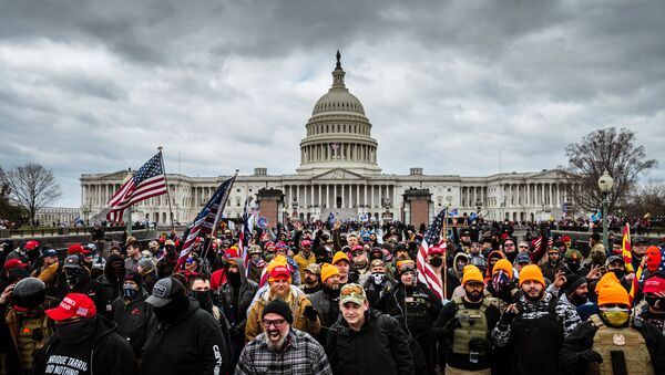 WASHINGTON, DC - 06/01: Những người biểu tình ủng hộ Trump tập trung trước Tòa nhà Quốc hội Hoa Kỳ vào ngày 6 tháng 1 năm 2021 tại Washington, DC. Một đám đông ủng hộ Trump đã xông vào Điện Capitol, phá cửa sổ và đụng độ với các sĩ quan cảnh sát. - Sputnik Việt Nam