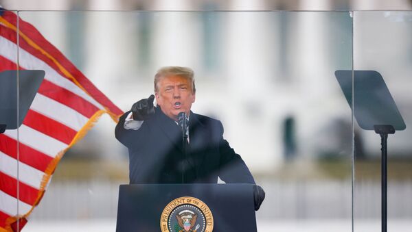 Tổng thống Hoa Kỳ Donald Trump cử chỉ khi ông phát biểu trong cuộc mít tinh để tranh chứng nhận kết quả bầu cử tổng thống Hoa Kỳ năm 2020 của Quốc hội Hoa Kỳ, tại Washington, Hoa Kỳ, ngày 6 tháng 1 năm 2021. REUTERS / Jim Bourg - Sputnik Việt Nam