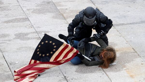 Cảnh sát bắt giữ một người biểu tình bên ngoài Quốc hội ở Washington DC - Sputnik Việt Nam