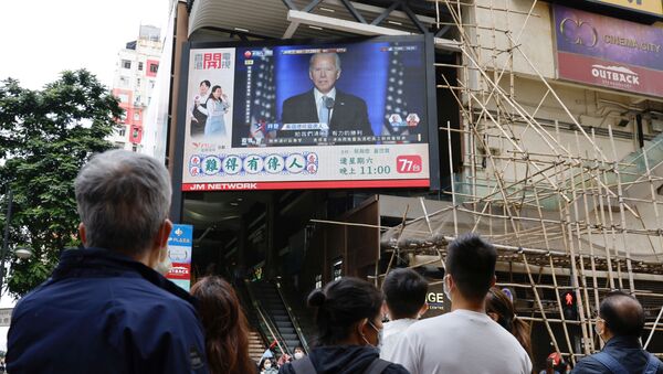 Ảnh Joe Biden trên màn hình ở Hồng Kông. - Sputnik Việt Nam