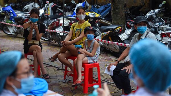 Những người chờ xét nghiệm coronavirus ở Hà Nội, Việt Nam - Sputnik Việt Nam
