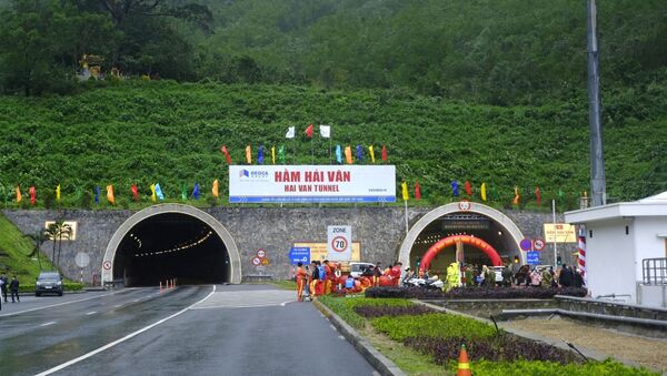 Hai ống hầm 1 và 2 tại khu vực phía Nam hầm Hải Vân.  - Sputnik Việt Nam