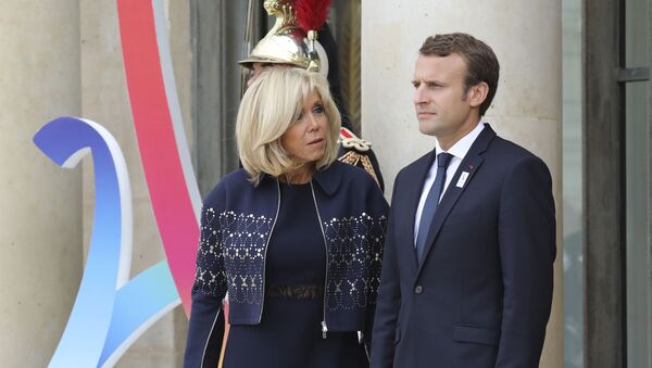 Tổng thống Pháp Emmanuel Macron và phu nhân Brigitte tại Điện Elysee - Sputnik Việt Nam