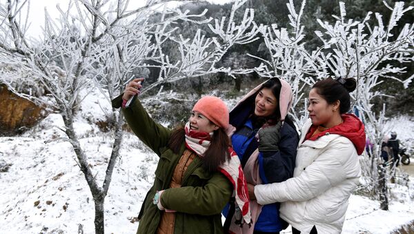 Những cô gái chụp ảnh sau trận tuyết rơi ở Việt Nam - Sputnik Việt Nam