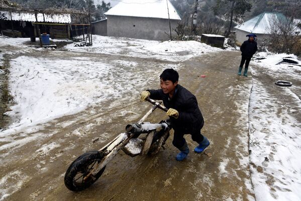 Cậu bé trên đường sau khi tuyết rơi ở Việt Nam - Sputnik Việt Nam