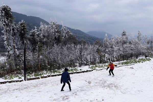 Trẻ em chơi bóng sau khi tuyết rơi ở Việt Nam - Sputnik Việt Nam