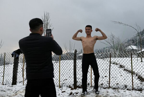 Người đàn ông chụp ảnh sau trận tuyết rơi ở Việt Nam - Sputnik Việt Nam
