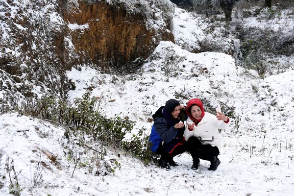 Những cô gái chụp ảnh sau trận tuyết rơi ở Việt Nam - Sputnik Việt Nam