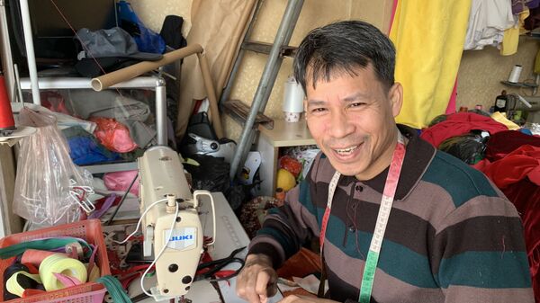 Anh Nguyễn Văn Cẩn và cửa hàng may áo dài nhỏ của mình - Sputnik Việt Nam