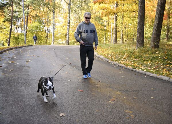 Tổng thống Phần Lan Sauli Niinisto dắt chú chó Terrier Boston tên là Lennu đi dạo ở Helsinki - Sputnik Việt Nam