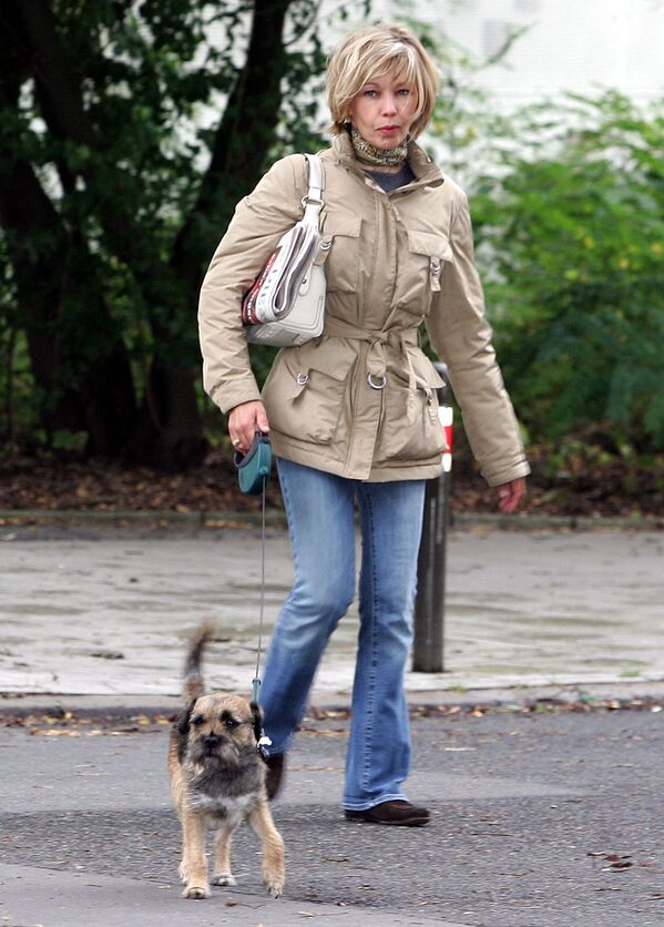 Nhà báo và vợ của Thủ tướng Liên bang Đức Gerhard Schroeder Doris Schroeder-Köpf với chú chó của mình ở Hannover, 2005 - Sputnik Việt Nam