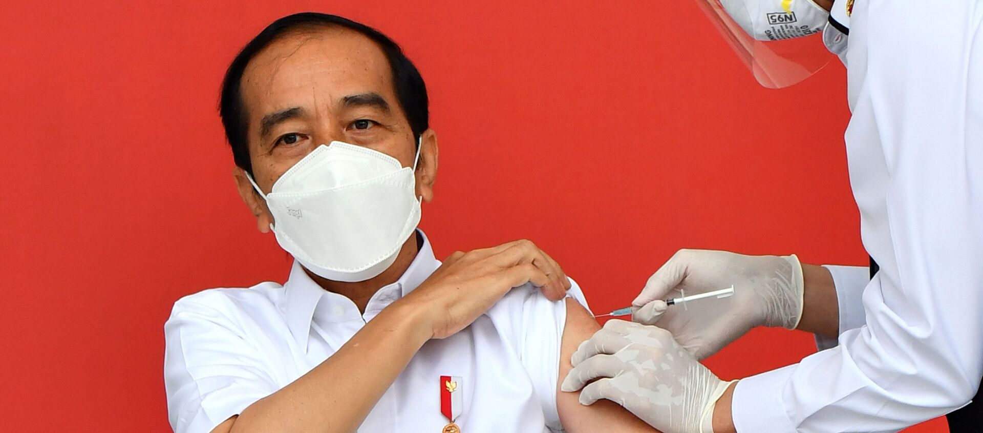 Tổng thống Indonesia Joko Widodo được tiêm chủng vắc xin Trung Quốc chống COVID-19 - Sputnik Việt Nam, 1920, 13.01.2021