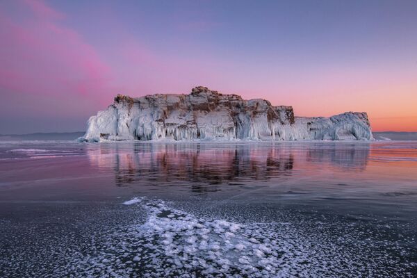 Dmitry Arkhipov. Mặt băng màu hồng trên hồ Baikal. Tỉnh Irkutsk. Năm 2020 - Sputnik Việt Nam