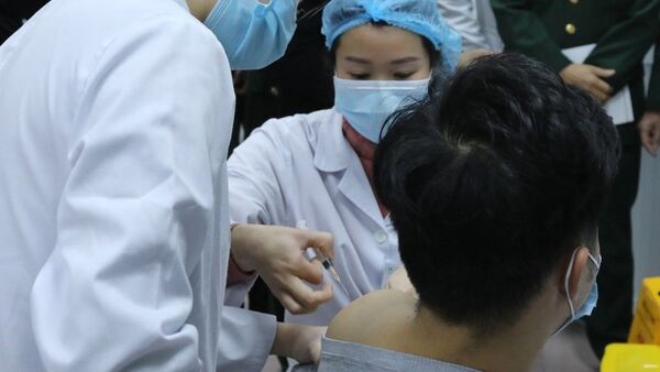 Đây là 3 trong số 60 tình nguyện viên đủ tiêu chuẩn tiêm thử nghiệm vaccine Nano Covax ngừa COVID-19 được tiêm những mũi vaccine đầu tiên. Mục tiêu của giai đoạn 1 thử nghiệm lâm sàng là để đánh giá mức độ an toàn của vaccine, chưa đặt vấn đề tính sinh miễn dịch của loại vaccine COVID-19 này.  - Sputnik Việt Nam