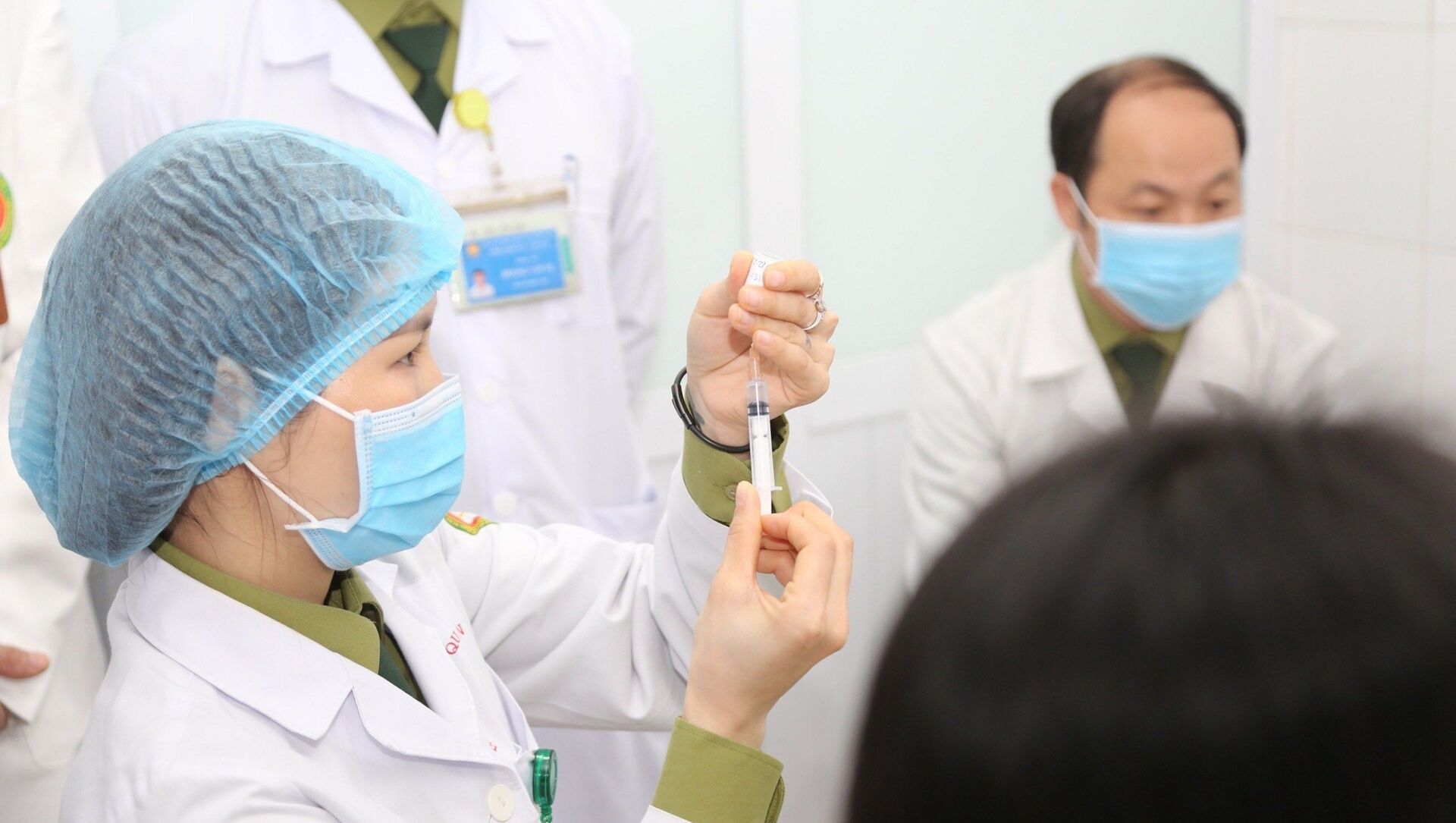 Bác sĩ chuẩn bị tiêm mũi vaccine ngừa COVID-19 Nano Covax nhóm liều 50mcg cho tình nguyện viên. - Sputnik Việt Nam, 1920, 25.02.2021