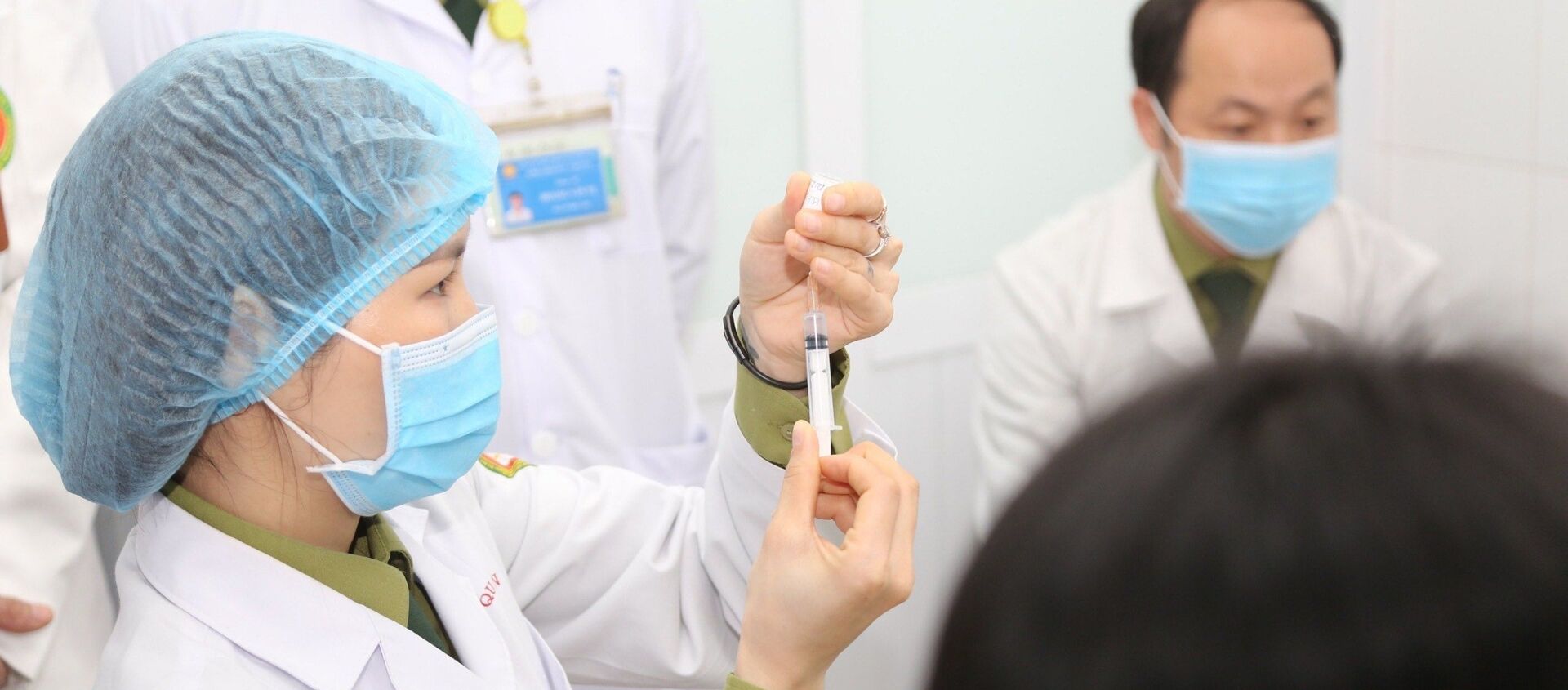 Bác sĩ chuẩn bị tiêm mũi vaccine ngừa COVID-19 Nano Covax nhóm liều 50mcg cho tình nguyện viên. - Sputnik Việt Nam, 1920, 25.02.2021