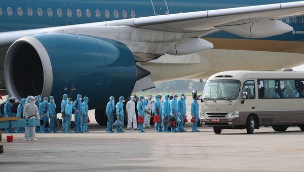 Các cơ quan chức năng phối hợp với Hãng hàng không quốc gia Việt nam thực hiện chuyến bay đặc biệt đón công dân Việt Nam từ Guinea Xích đạo về nước. - Sputnik Việt Nam