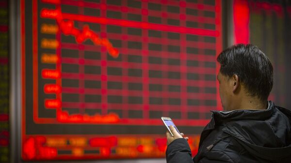 Người đàn ông theo dõi giá cổ phiếu tại một công ty môi giới ở Bắc Kinh - Sputnik Việt Nam