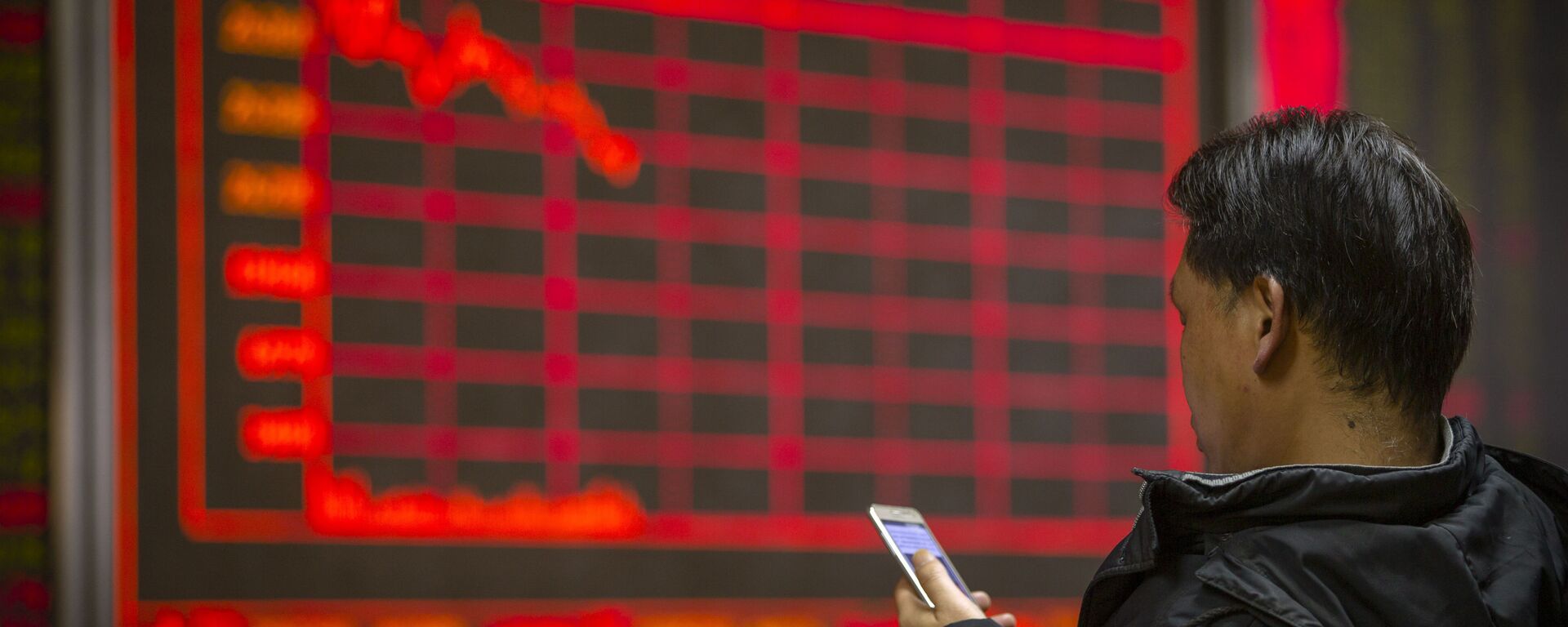 Người đàn ông theo dõi giá cổ phiếu tại một công ty môi giới ở Bắc Kinh - Sputnik Việt Nam, 1920, 10.05.2022