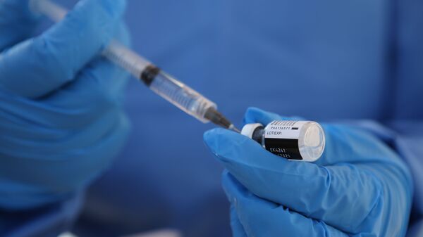 Nhân viên y tế và vắc xin chống COVID-19. - Sputnik Việt Nam