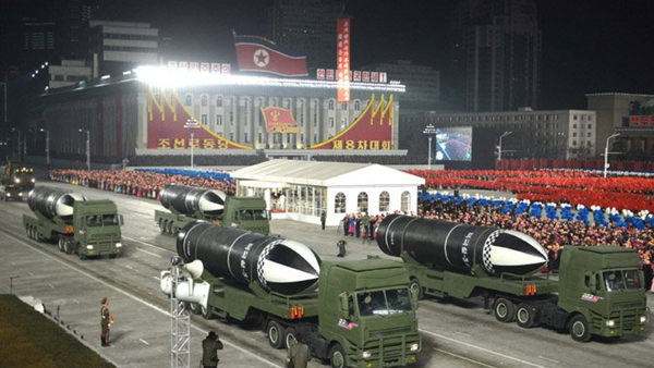 Loại tên lửa đạn đạo mới phóng từ tàu ngầm, dự kiến có tên là Pukguksong-5 được trình diễn tại cuộc duyệt binh ngày 14/1/2021 ở Bình Nhưỡng, CHDCND Triều Tiên - Sputnik Việt Nam