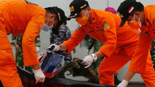 Các nhà điều tra khám nghiệm đống đổ nát được tìm thấy ở vùng biển ngoài khơi Java sau vụ rơi máy bay chở khách hãng Sriwijaya Air. - Sputnik Việt Nam