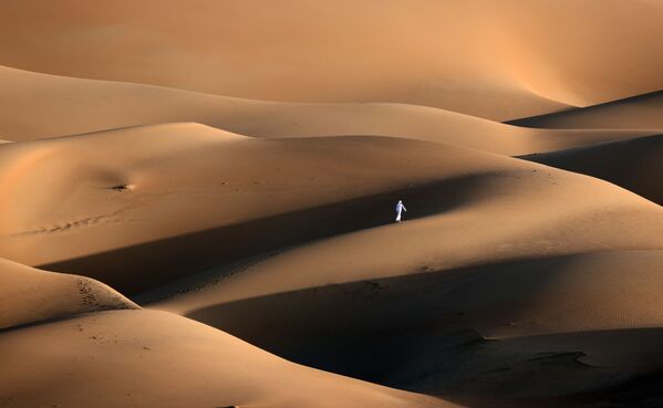 Người đàn ông trong cồn cát ở sa mạc Liwa, UAE - Sputnik Việt Nam