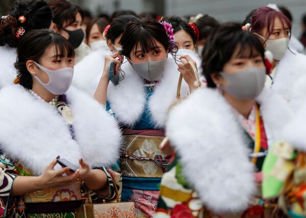 Các cô gái mặc kimono tại Lễ trưởng thành ở Yokohama - Sputnik Việt Nam