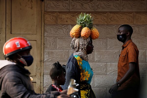 Người phụ nữ đội dứa trên đầu ở Kampala, Uganda - Sputnik Việt Nam