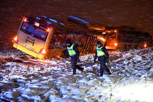 Cảnh sát tại hiện trường vụ tai nạn hai xe buýt do tuyết rơi dày, Thụy Điển - Sputnik Việt Nam